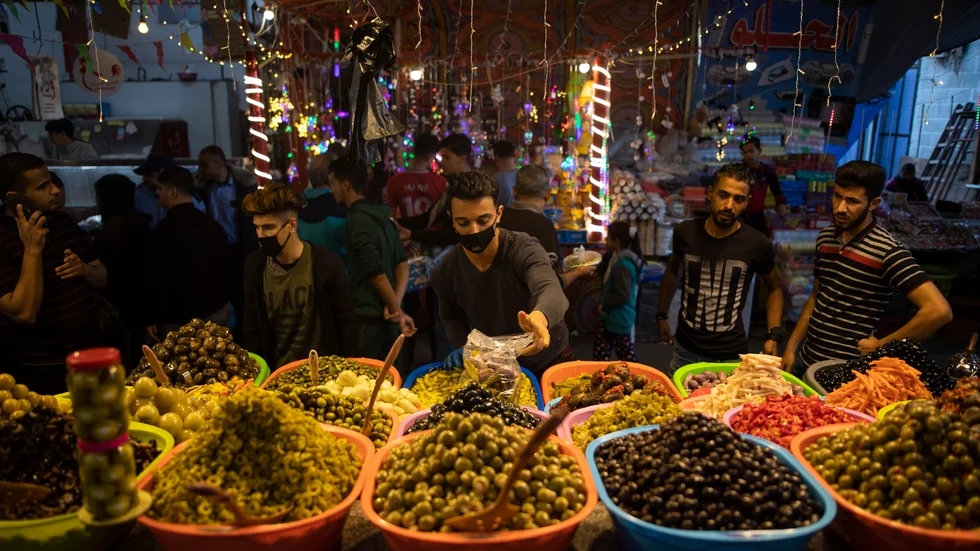 En försäljare av inlagda grönsaker bär munskydd på marknaden Zawiya i Gaza City. Bilden är från den 28 april.