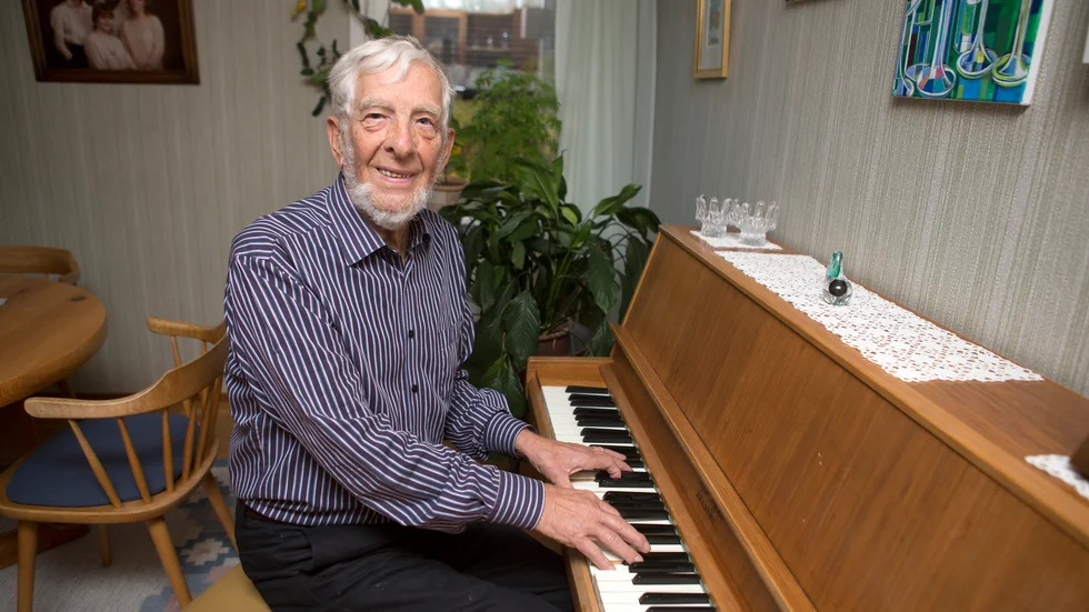 Ove Klinthäll har alltid haft musik i sitt liv. Här spelar han ett stycke av Chopin.