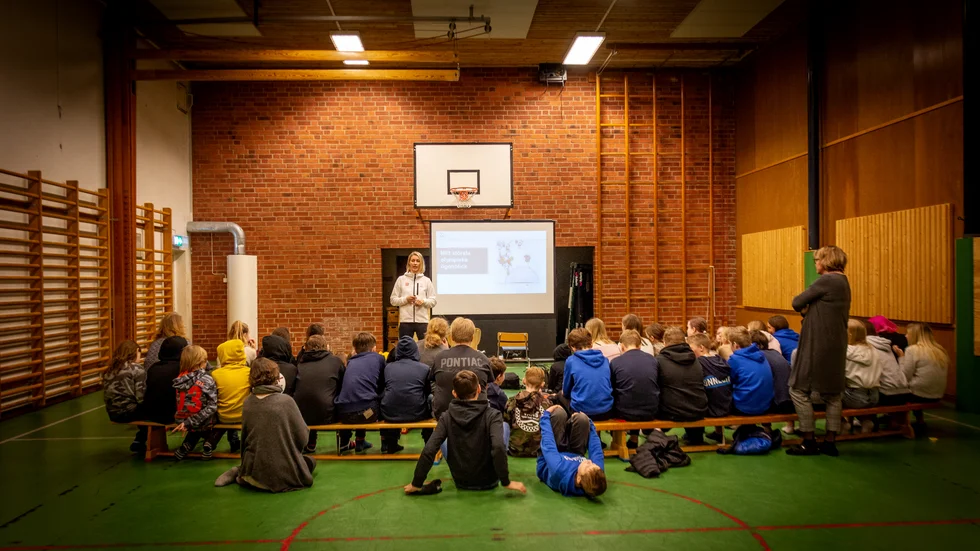 Danijela Rundquist pratar inför mellanstadieeleverna på Österbyskolan. Om uppväxten med hockeyproffsdrömmar, tiden som elitidrottare och slutligen hur vi gör världen till en bättre plats.