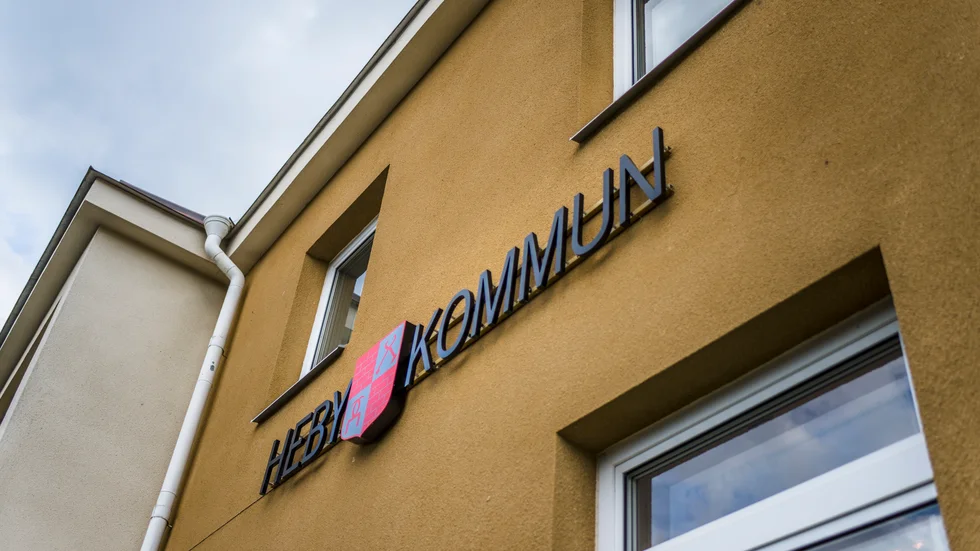 Heby kommun måste betala två miljösanktionsavgifter på grund av att förskoleverksamheter inte anmälts till miljökontoret. Avgiften ska tas ut även om felet har begåtts av misstag eller på grund av okunskap.