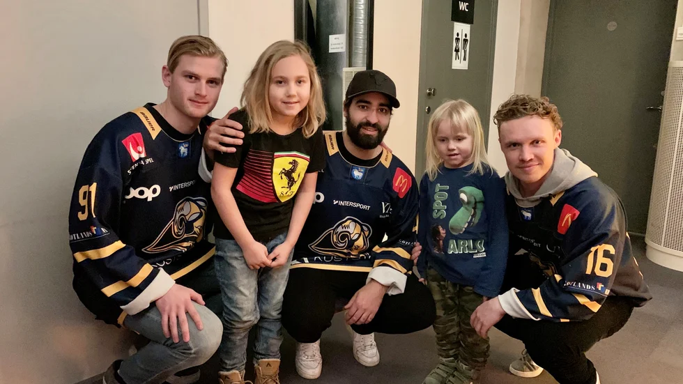 Eric Winbergh, Adam Rachidi och Carl Ericson från Visby Romas A-lag, tillsammans med Josh och Leon.