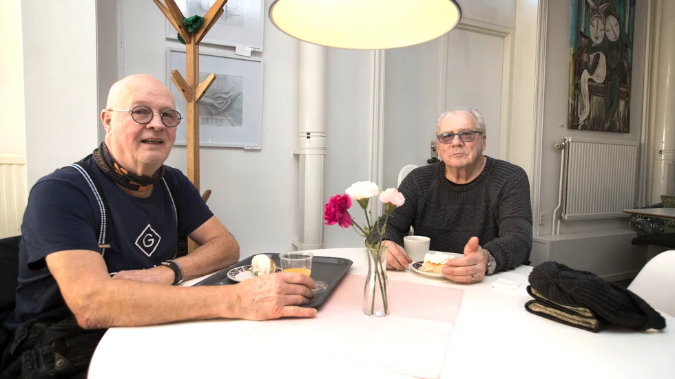 Roland Nilsson och Dennis Bergdahl promenerar fem dagar i veckan. I bland unnar de sig något gott efteråt. Dagens kaloribomb blev en semla till kaffet.
