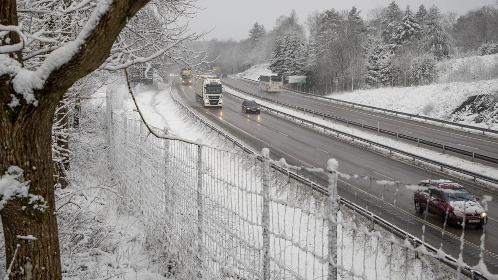 Flera avåkningar på E4 efter nattens snöfall.