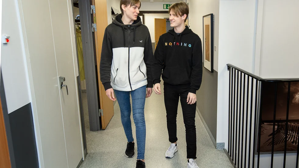 Ett halvår efter Almungeskolans beslut att förbjuda mobiltelefoner under skoltid har Johannes Florén och Robin Mård ändrat uppfattning. "Nu har det blivit en vana att inte ta fram mobilen hela tiden", säger Robin Mård.