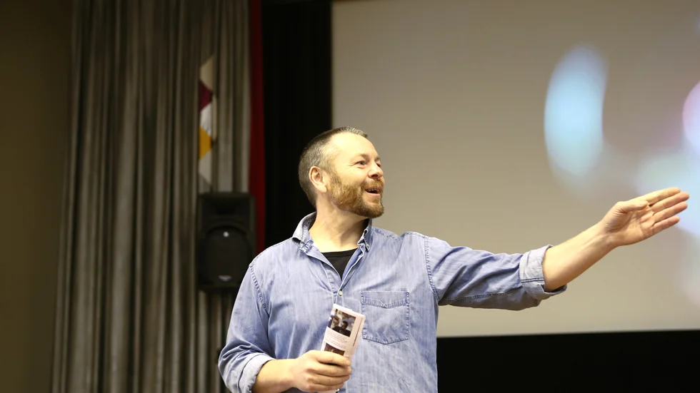 Fårösunds Filmfest hölls för andra gången den 18 januari. Erik Johansson vill utveckla Kunos filmverksamhet och festen är ett sätt. Här pekar han med fast hand ut var nödutgången finns.