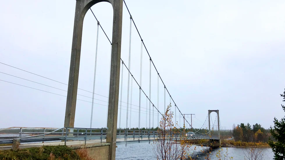 Sedan Dainakbron akut stängdes i oktober, har skolskjutsbarnen fått en alternativ resväg via Flukavägen. Någon trafikomläggning är inte aktuell i nuläget. (Arkivbild)