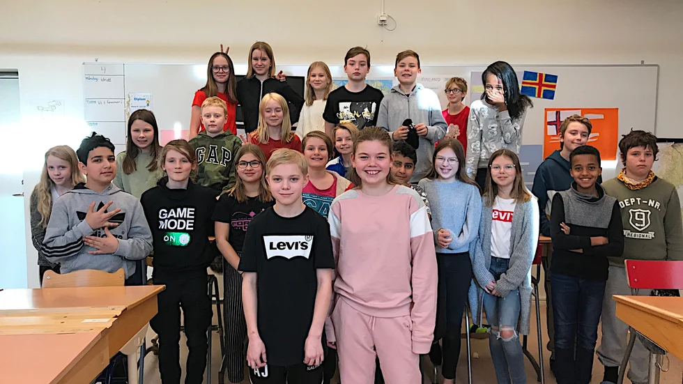 Klass fem på Kristdala skola ser fram mot semifinialen i Vi i femman. Tävlar gör Alexander Josefsson och Stina Klingstedt, som står längst fram.