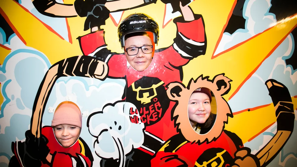 Hockeyfans från Arvidsjaur. Familjen Lindmark –systrarna Ebba och Minna, med mamma Therese i mitten – kom  till Luleå Hockeys Kidzday med pappa Samuel. "Vi brukar åka på hockey i Luleå åtminstone en gång per år", säger mamma Therese.