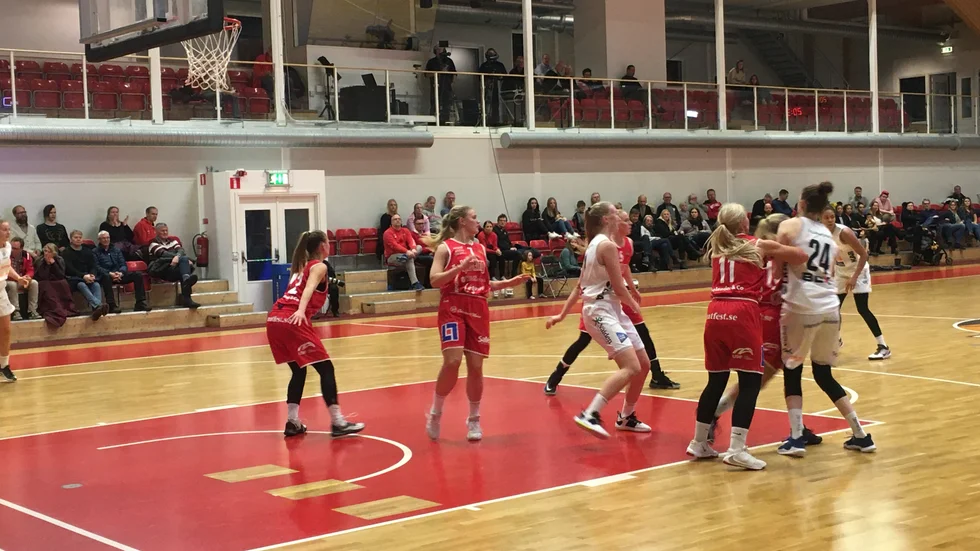 Uppsala föll hemma mot serieledande Luleå med 55-85. 