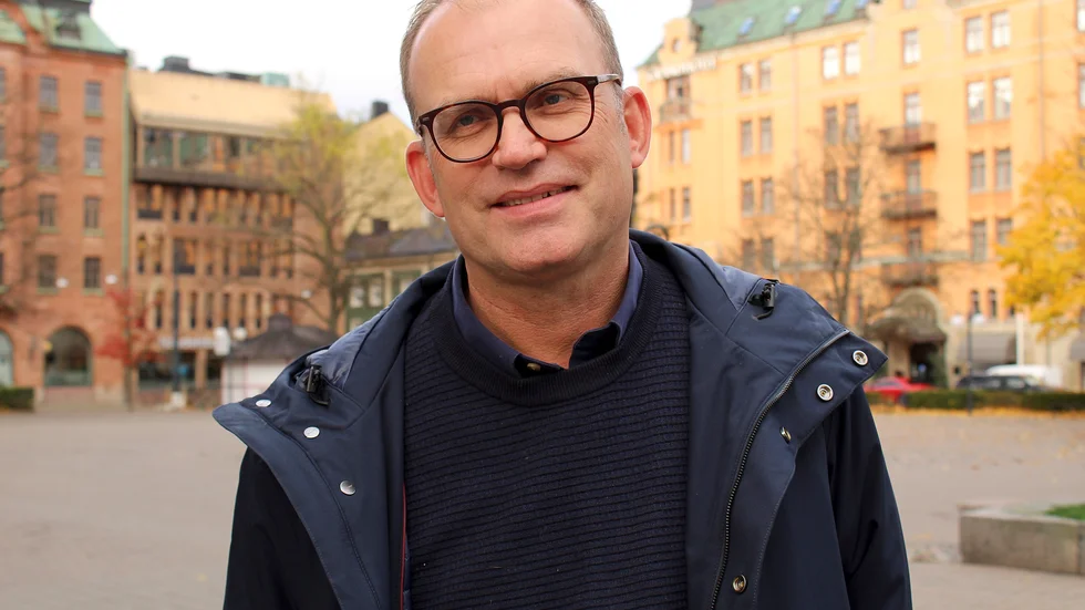 Moderate oppositionsrådet Fredrik Björkman sitter i Rundgrens bolagsstyrelse och har ännu inte tagit beslut om han ska sitta kvar eller inte.
