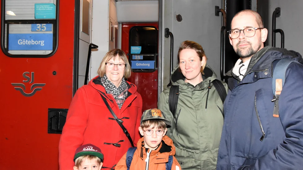 Daniel och Anna Isaksson, boende i Göteborg, tvingas från och med december att byta tåg i Stockholm på resorna upp till Luleå. Det är situation som de helst hade varit utan. På bilden finns också farmor Ami Isaksson och barnen Noa, 3, och Lion, 6.