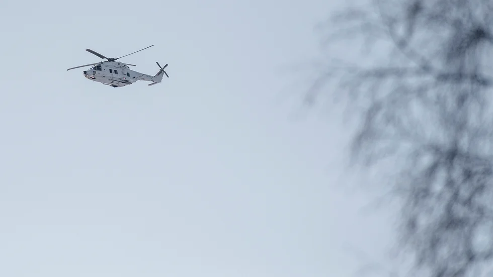 En militärhelikopter scannade av området.