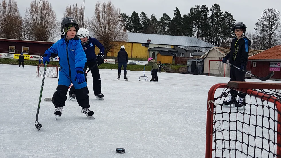 Felix Johansson, Gustav Johansson och Hugo Bejke körde bandy på den nya isen och gillade att kunna åka i Åtvidaberg.