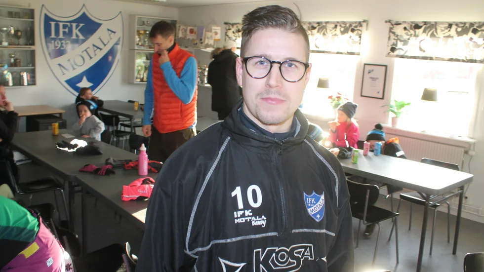 Eric Ågren har hittat en ny roll i IFK Motala efter den avslutade elitkarriären. Nu är han en av ledarna i klubbens bandyskola.