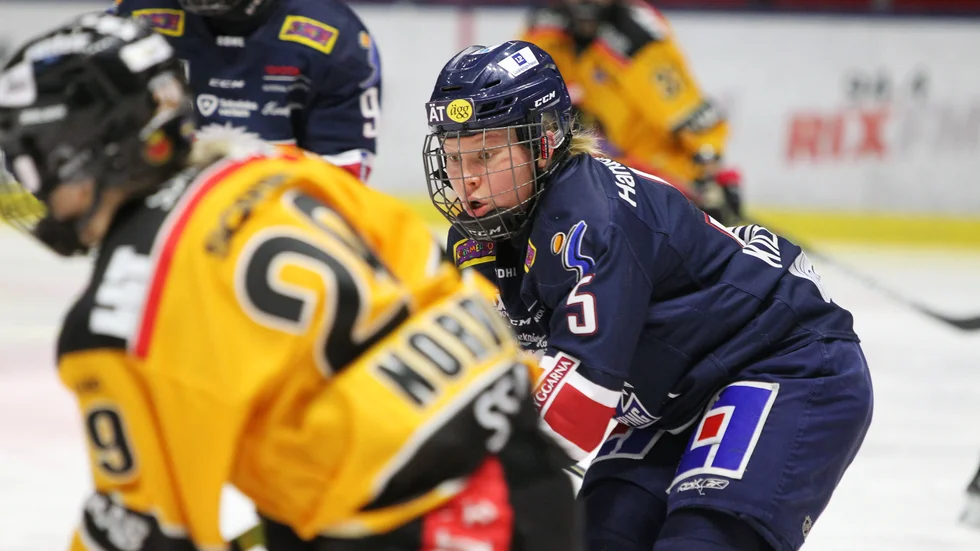 LHC-backen Anna Kilponen i närkamp med Luleås forwardsstjärna Emma Nordin.