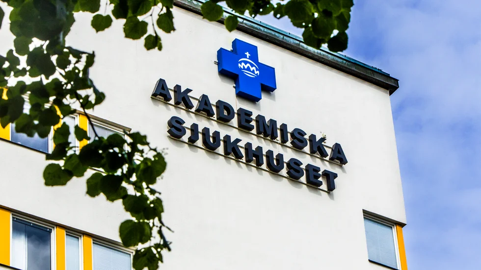För att nå långsiktig framgång krävs avvägningar mellan sparåtgärder och verksamhetens behov nu, skriver skriver sju representanter för de blå-gröna i sjukhusstyrelsen.