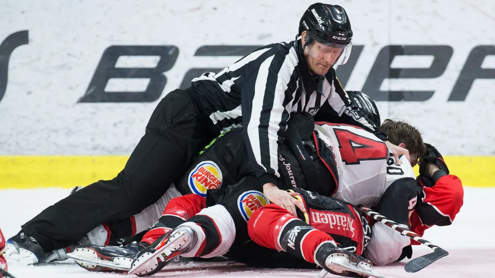 Luleå Hockeys Radek Muzik hamnade i en brottninsgmatch mot en Malmöspelare.