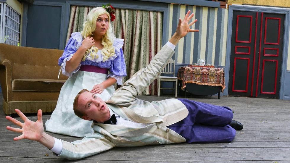 Rollfigurerna Ann-Sofie och Herr Ek i Alfhild Agrells pjäs "Småstadslif", här gestaltade av Teater Nolbys Bella Vehkamäki och Adam Randle.