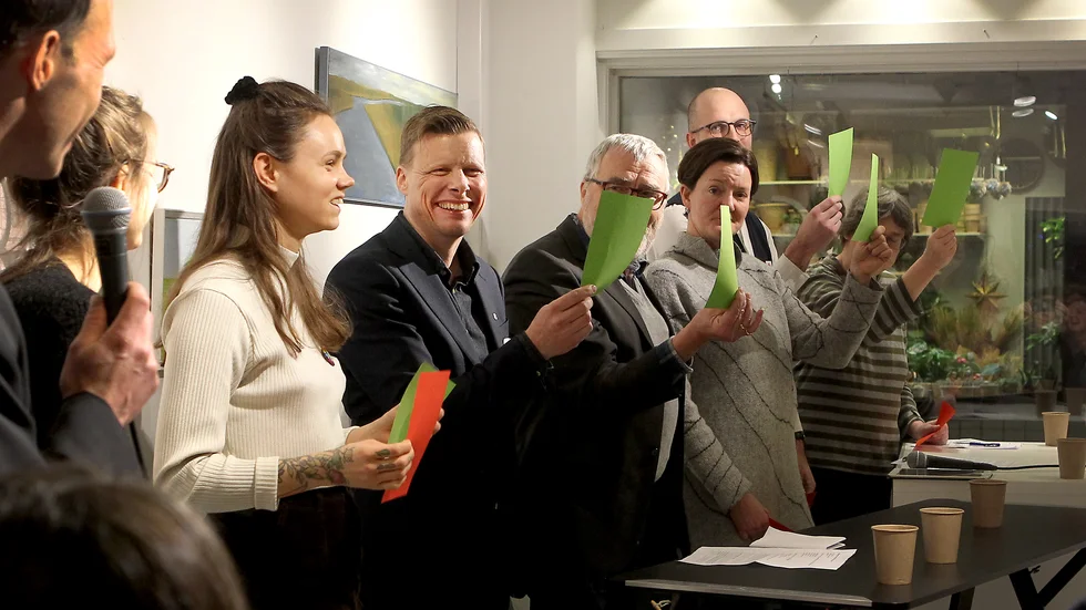 Panelen med Gubb Marit Stigsson, Fredrik Gradelius, Johan Asplund, Isabel Enström, Filip Reinhag och Brittis Benzler fick ge snabba svar med röda och gröna skyltar. Frågan om pengar till konstmuseet fick grönt.