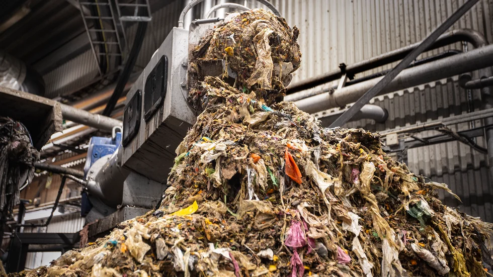 Att använda papperspåsar till matavfallet istället för plastpåsar bidrar till minskade koldioxidutsläpp, skriver Fredrik Karlsson.