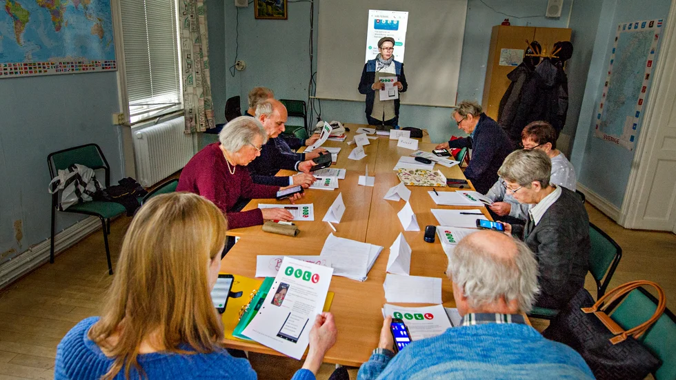 Digital fotografering, bank-ID och myndighetskontakter. I kursen Digital vardag på Nyköpings folkhögskola lär sig äldre att hantera det alltmer digitaliserade samhället.
