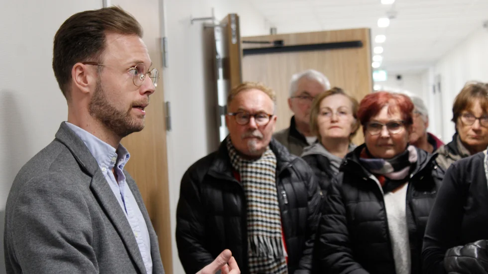 Enhetschef Håkan Apelgren visade allmänheten runt i det nya, fräscha äldreboendet. Till hösten räknar han med att det ska vara fullbelagt.