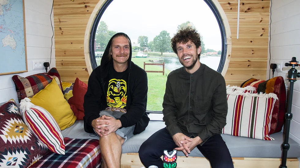 Johan Karlgren, till vänster, och Victor Hillebjörk där intervjuerna om kreativitet ska ske — i vardagsrummet i Victors i minihus.