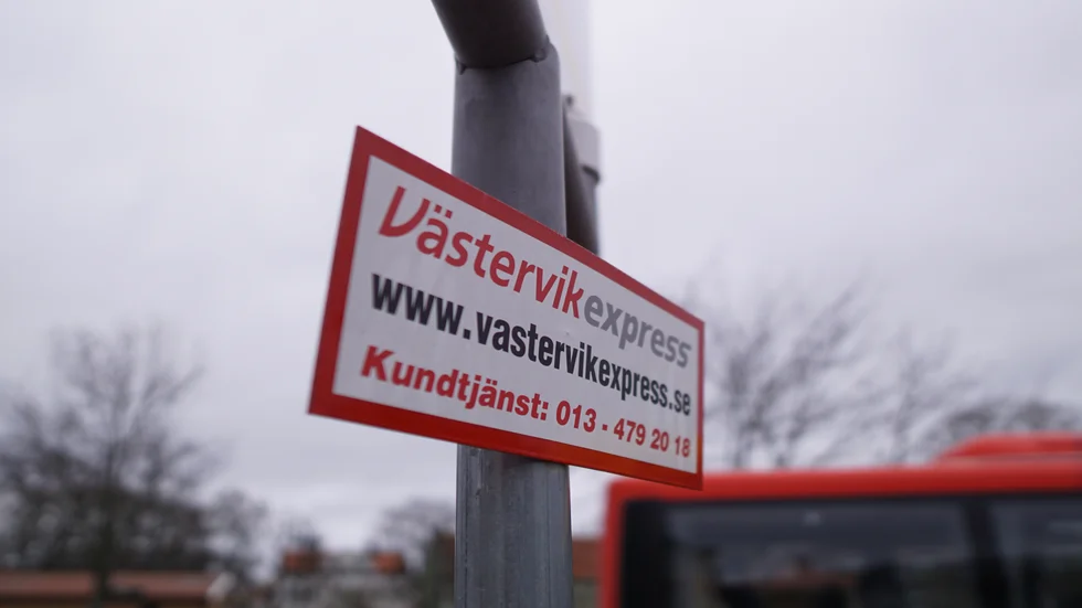 Västervik Express som kör buss mellan Västervik och Stockholm sänker tillfälligt antalet passagerare per buss till hälften.