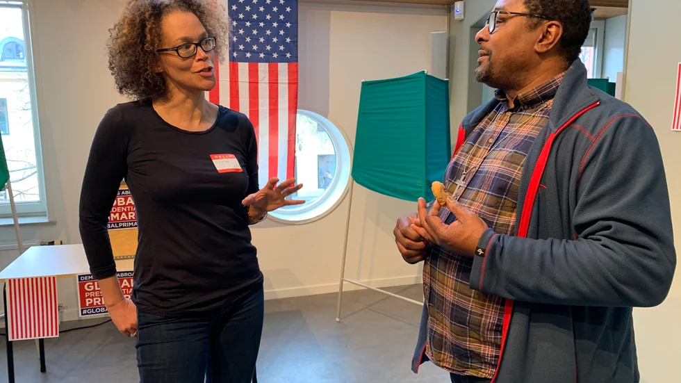 Christine Davies, från organisationen Democrats Abroad, och Edward Thomas, som flyttade till Sverige för 24 år sedan, märker bägge när de är i USA att atmosfären i landet förändrats mycket. "Den stolthet som förut fanns över USA:s mångfald finns inte längre på samma sätt" säger Christine Davies.