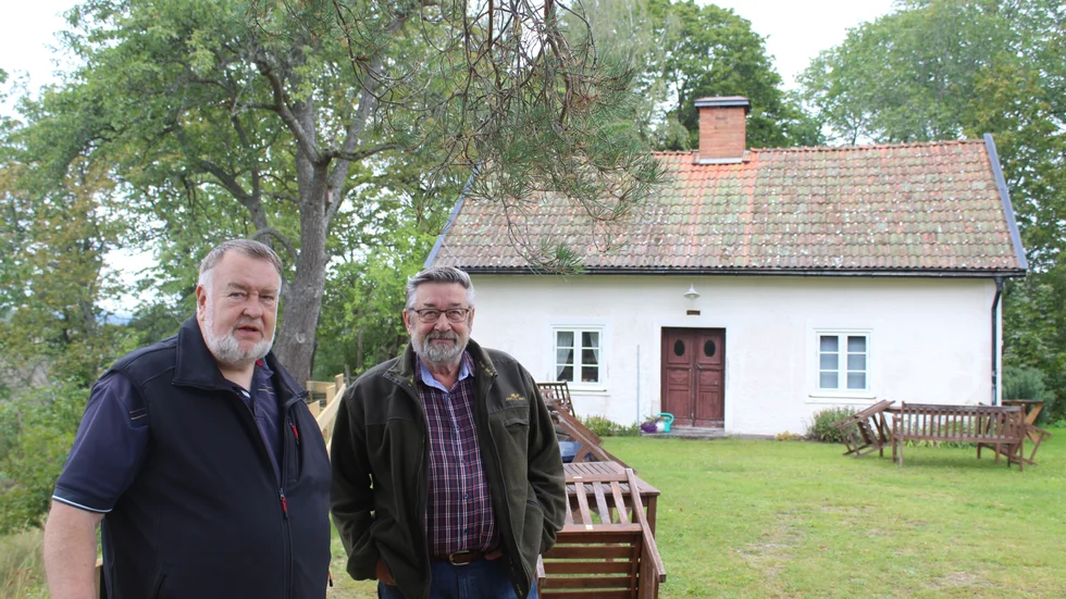 Carl-Jan Kälevall och Karl-Inge Gustafsson framför fastigheten som hembygdsföreningen fick till skänks i mitten på 1990-talet