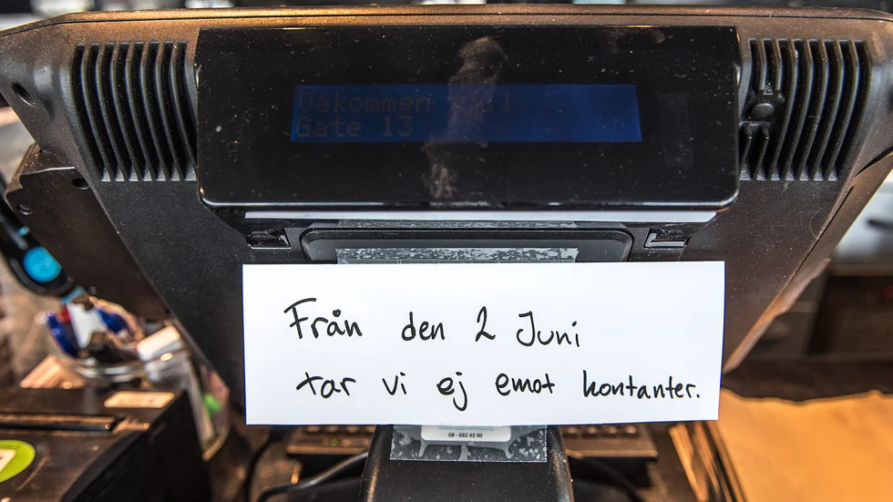 Det kontantlösa samhället försvårar för äldre, skriver Lars O Ericsson och Jan Ask.