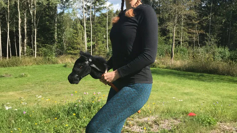 Matilda Petterqvist i Boxholm ska tävla i käpphästhoppning mot SvT:s Henrik Kruusval från "Landet runt".