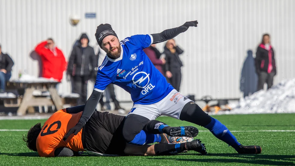 Krögaren Emil Lindhe drabbas av både kostnader och stök efter fönsterkrossningen. Det är extra olyckligt nu i ett läge när coronaoron slår mot restaurangnäringen. "Folk är rädda att gå ut", säger han. 