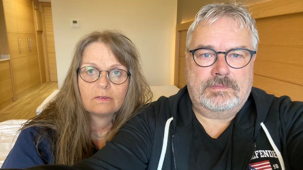 Margaret och Kjell-Åke Boberg från Motala sitter fast på ett hotellrum på Cypern på obestämd tid.