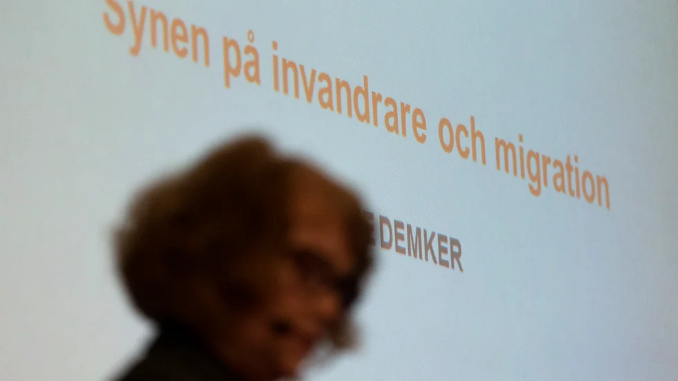 Skönmåla inte. Svartmåla inte. Den regering som ägnar sig åt sådant bidrar enbart till ökade problem och onödig polarisering. (Personen på bilden har inga samband med ledartexten.) 