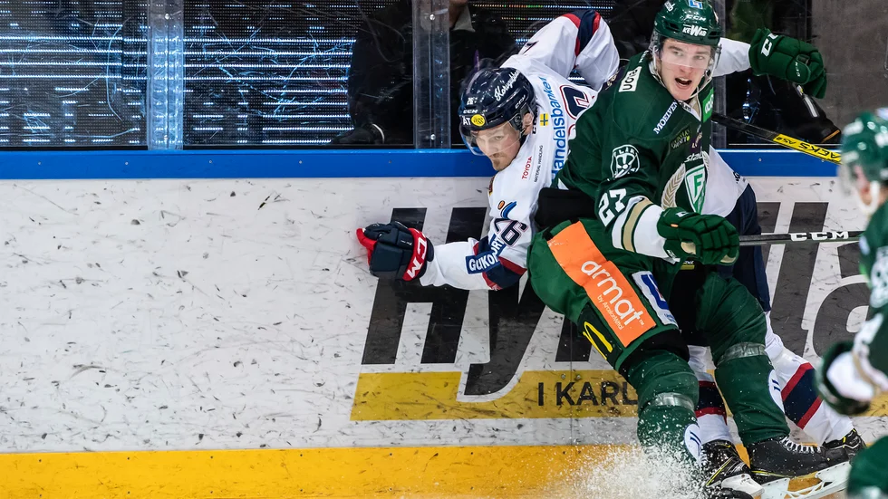 Hampus Larsson fastnar i sargen.