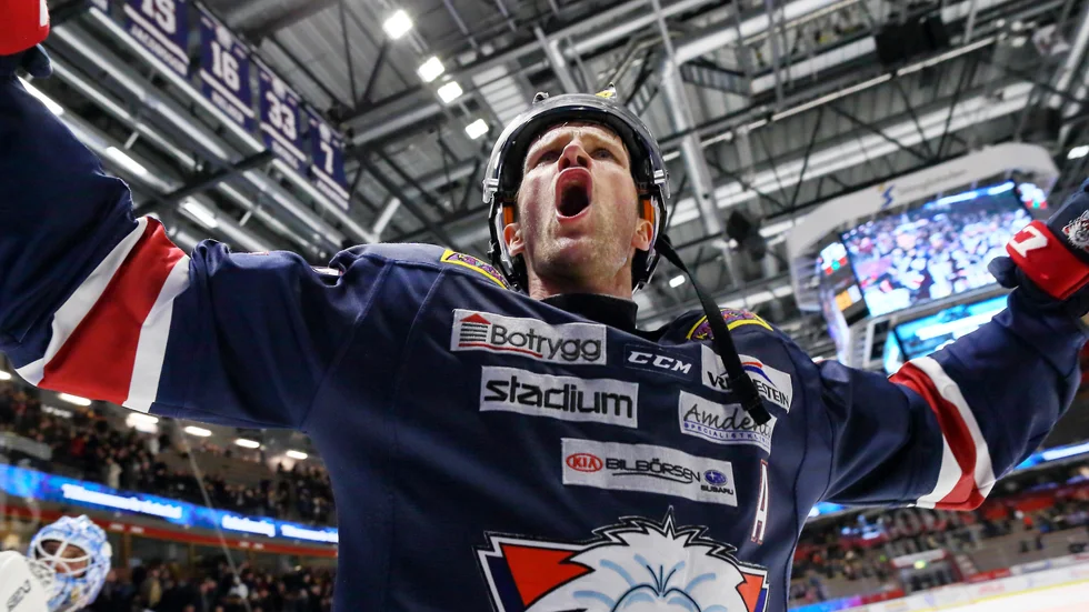 Publikfavorit. "Det är väl ganska naturligt att det har växt fram en relation med fansen när man varit här så länge. Jag känner absolut så. Man känner igen många på ståplats när man åker ut efter matcherna. Det är en av de stora anledningarna till att jag varit kvar så länge. Jag har alltid trivts bra i laget och i staden, men det finns också en tillhörighet till föreningen och en stark relation till fansen. Det betyder mycket."