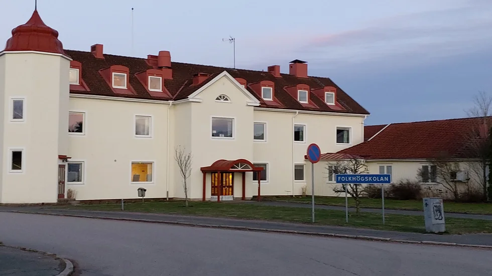 Mariannelunds folkhögskolas elever får distansundervisning men får bo kvar på skolans internat men med striktare regler i corona-tider.