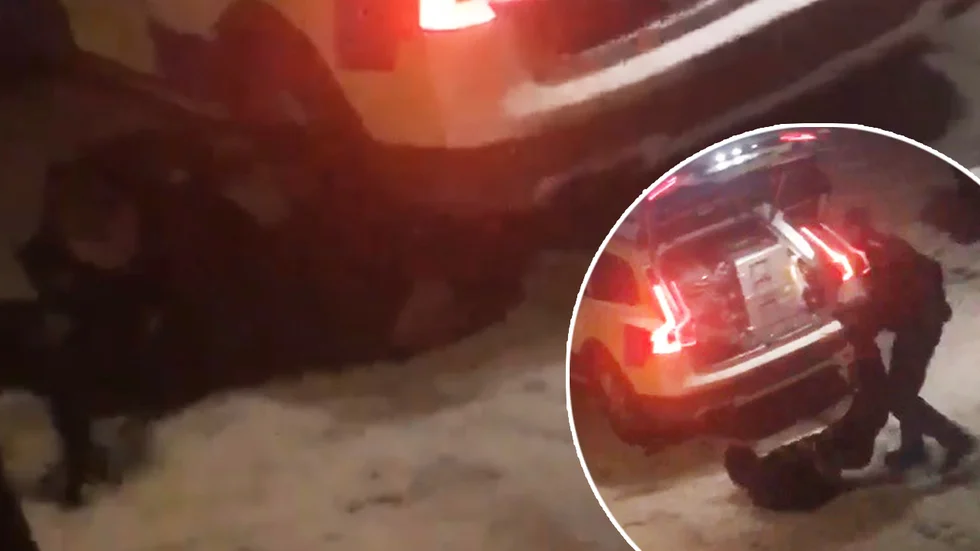 På en videoupptagning av ett ingripande i Skiftinge i måndags syns hur en polis trycker upp snö innanför jackan på en handfängslad man. Samma polis släpar sedan runt mannen med ansiktet i snön. 