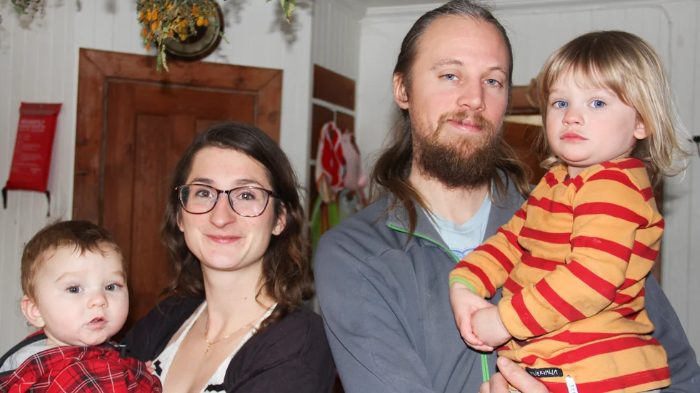 Caroline Magnusson och Kristoffer Emanuelsson flyttade från Stockholm till Torstuna och blev självförsörjande. Nu har de också barnen Lea och Lex. 
"Men vi är varken hipsters eller delar av en gröna vågen-rörelse" säger de.