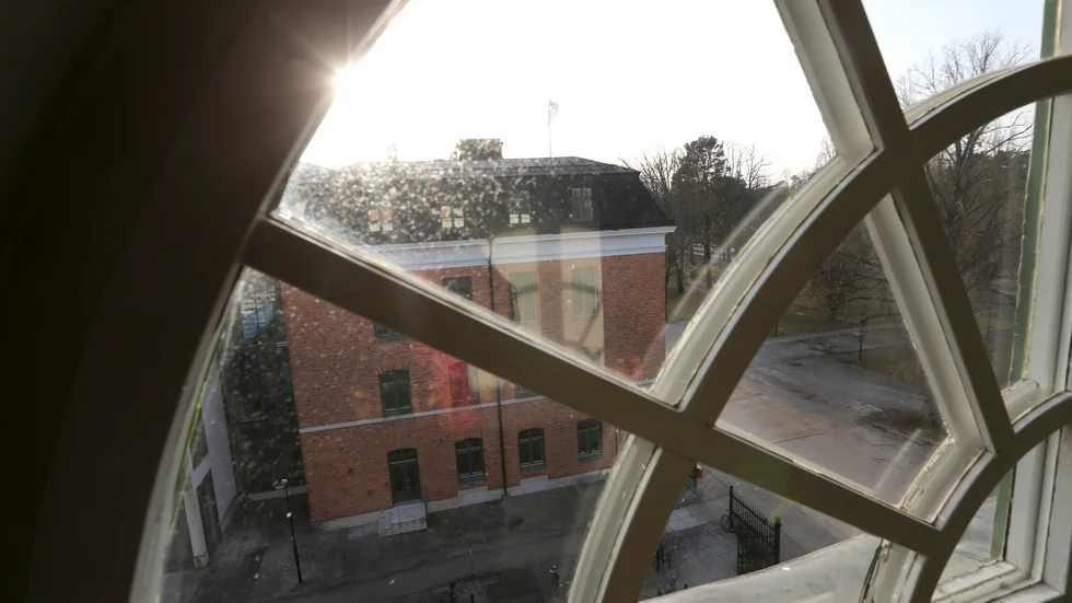 Miljö- och byggnämnden dras med ett underskott på drygt fyra miljoner kronor och har bett SBF att ta fram en lista på icke-lagstyrda tjänster. Att det blir några neddragningar är dock osannolikt.