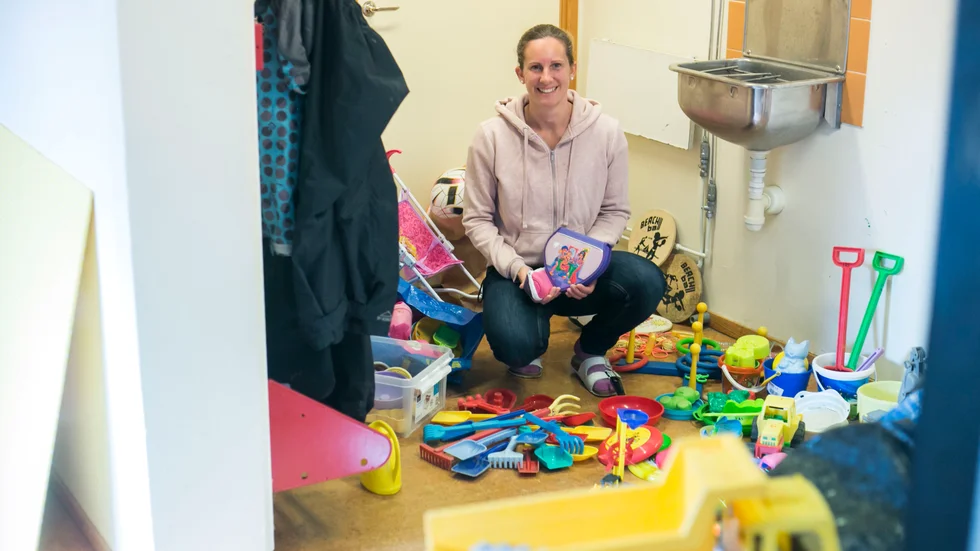 Läraren Maarit Nyström är tacksam och glad över alla hundratals leksaker som skolan har fått  från privatpersoner och företag.  