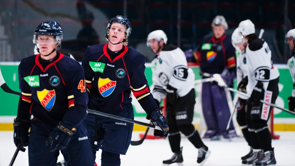 Sam Lofquist spelar inte för LHC den här veckan. Matchen mot HV71 nästa torsdag lär bli hans debut i LHC-tröjan.