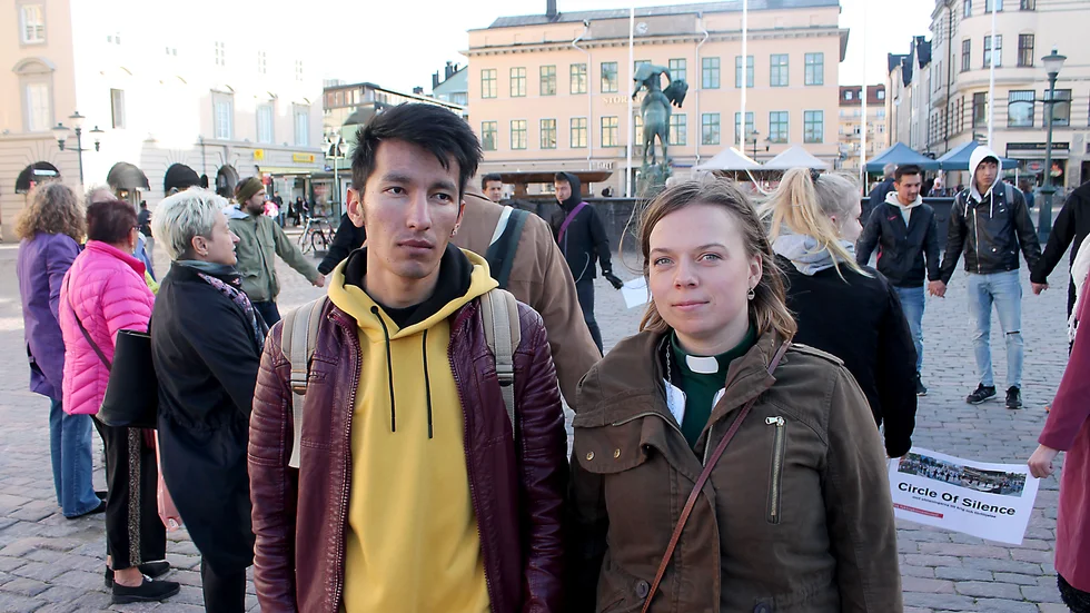 Mostafa Hassani, ordförande i "Nyanlända unga i Östergötland" deltog i manifestationen "Circle of silence" vid Stora torget tillsammans med bland andra Hanna Johansson, diakon i Svenska kyrkan.