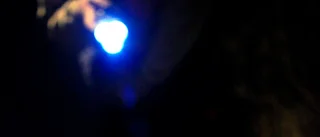 Ficklampa lyste in genom villafönstret
