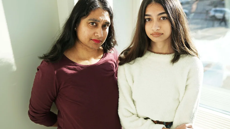 Malin (t v) är kritisk till att skolan inte varit bättre förberedd när det gäller att möta högbegåvade elever som dottern Nira.