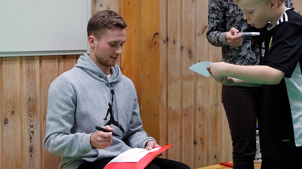 På torsdagskvällen skrev Adam många signaturer. Vilket han även gjort på kontrakt för Houston Dynamo, där han blir kvar i minst ett år till.