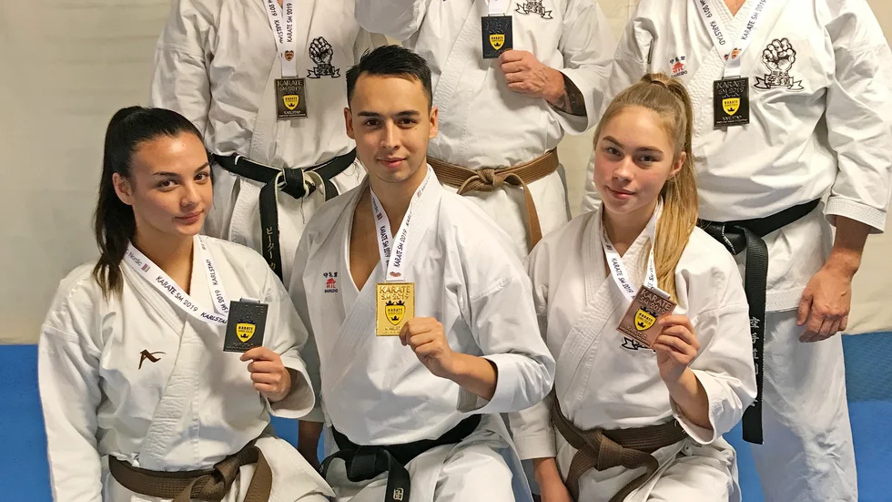 Goju-Kais SM-vinnare. Bakre raden från vänster: Peter Karlsson, Douglas Lerwall och Arri Hirvasniemi. Främre raden: Moa Truong, Khai Truong och Charlotta Gillisson.