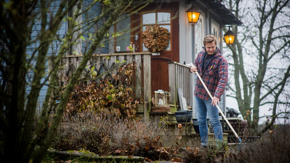 I det blå huset i Bettna bor Marcus Saarenpää med sin sambo och två katter.
