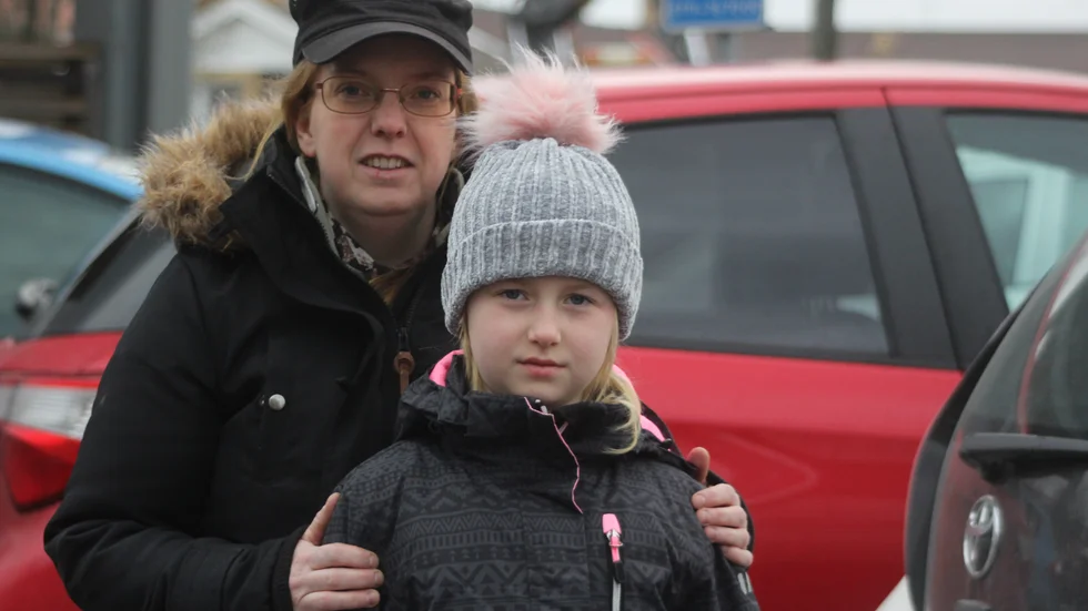 Weronica Hjalmarsson, Lönneberga, med dottern Emilia: Jag gillar det inte, vägarna är så pass bra att de håller för 90. Jag blir omkörd hela tiden, få tycks bry sig om sänkningen - förutom vid fartkamerorna.